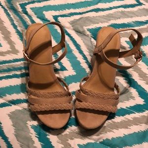 Woman’s tan wedges